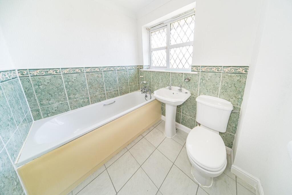 26 Lloyd Road bathroom.jpg