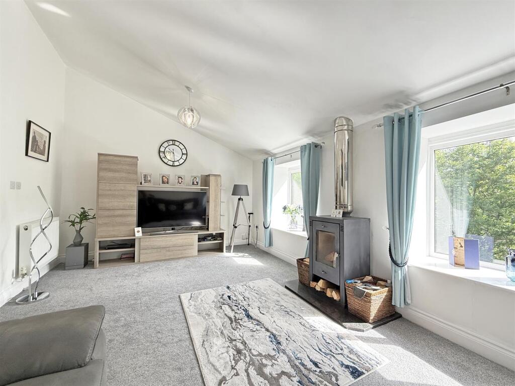 Erlstoke Close 81 - Lounge.jpg