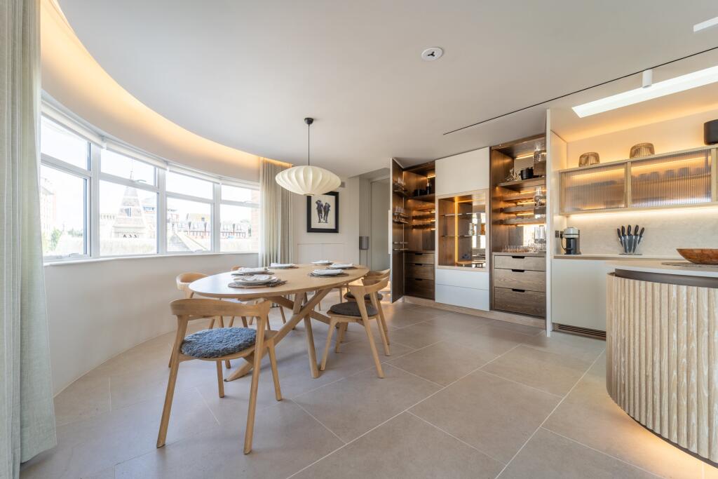 The Penthouse, Brist