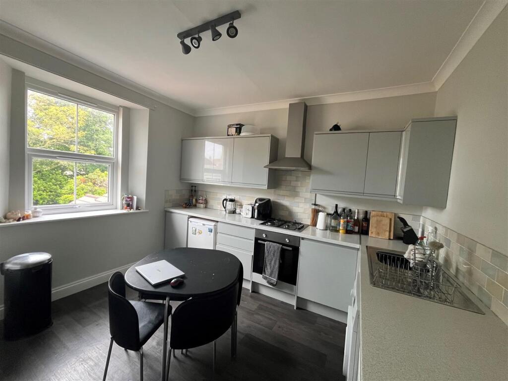 Kitchen 2.jpg