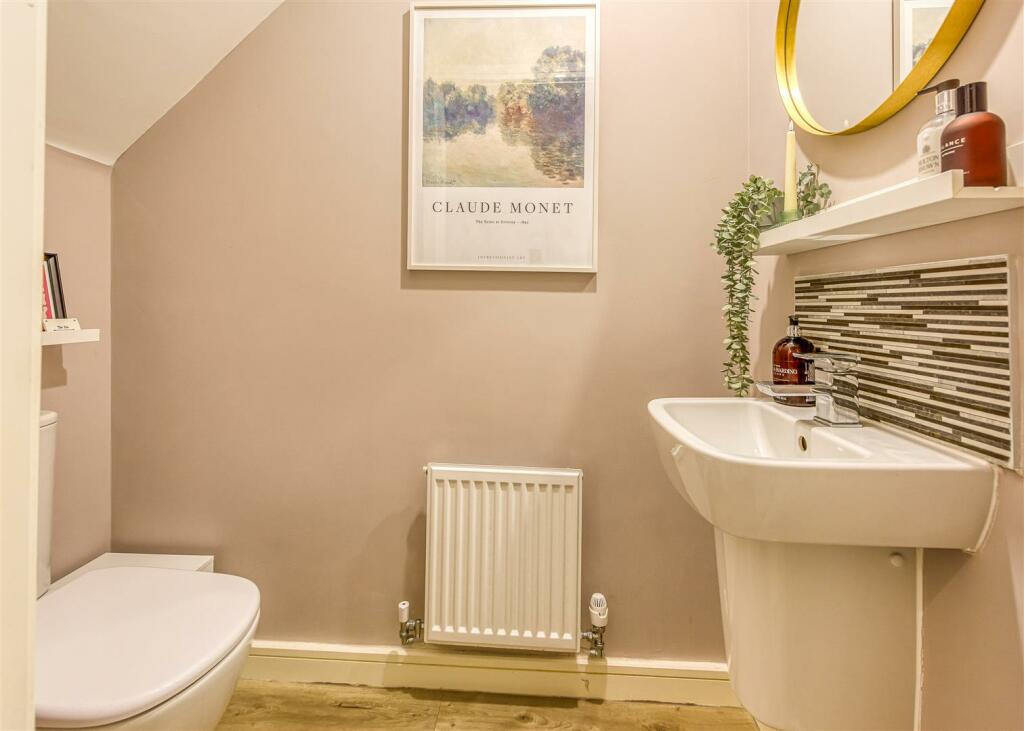 21 Wootton Drive-Cloakroom.jpg