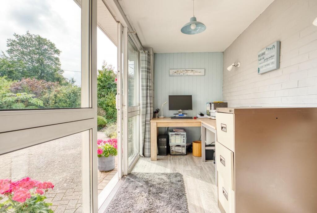 10 - entrance porch.jpeg