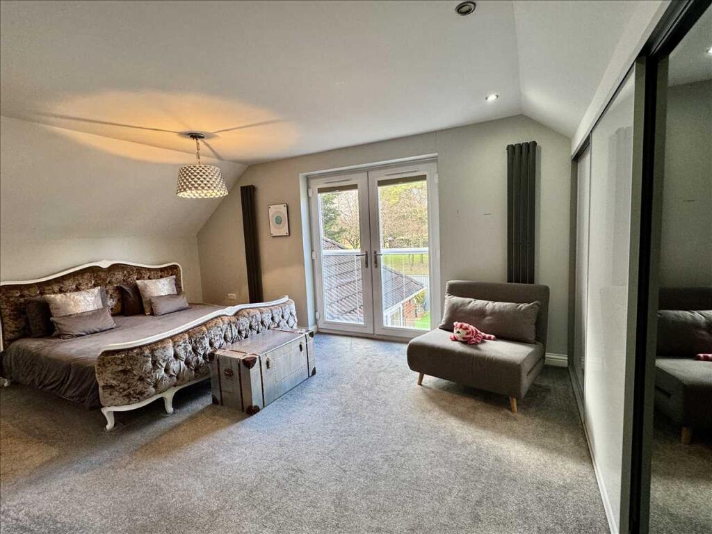 PRINCIPAL BEDROOM