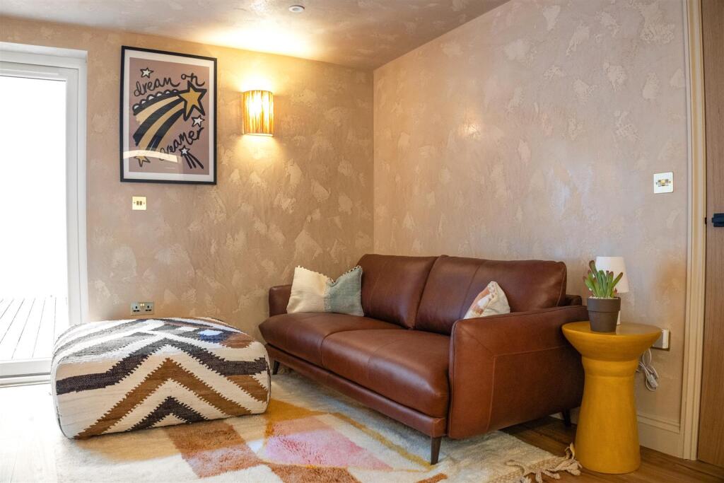 Lower Ground Floor Flat-014.jpg