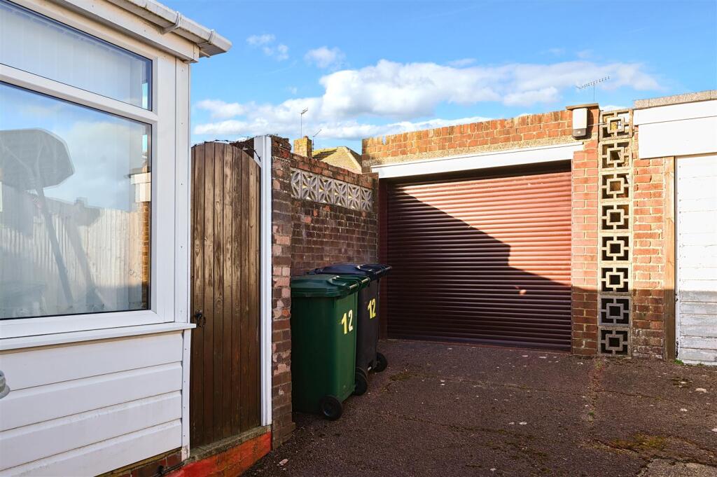 12 Oakdene Avenue, BN41 (5).jpg