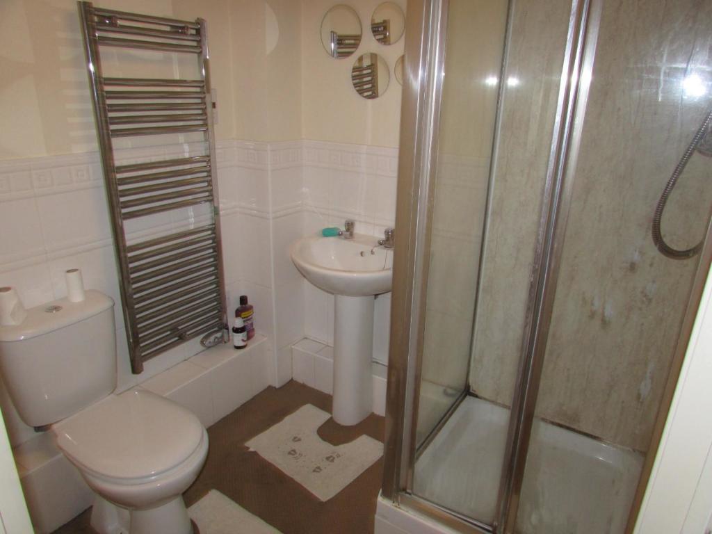 BenBrierleyWharf14ensuite.JPG