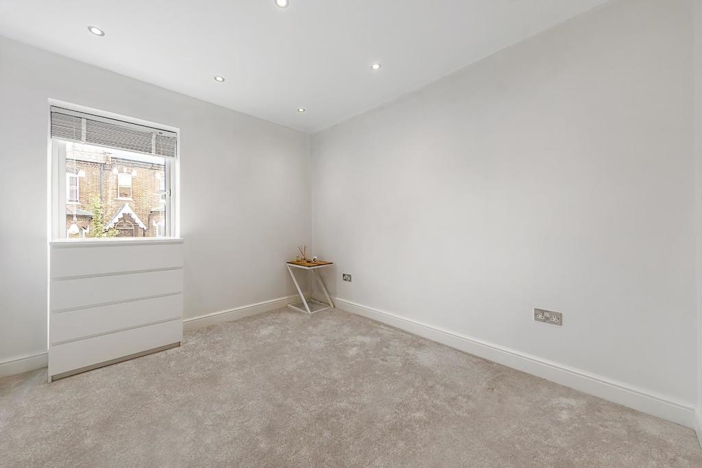 Bedroom 1 (2).jpg
