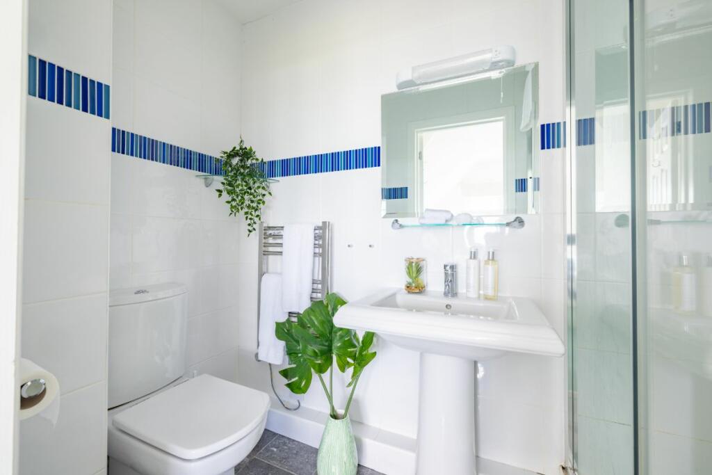 Bedroom 6 ensuite