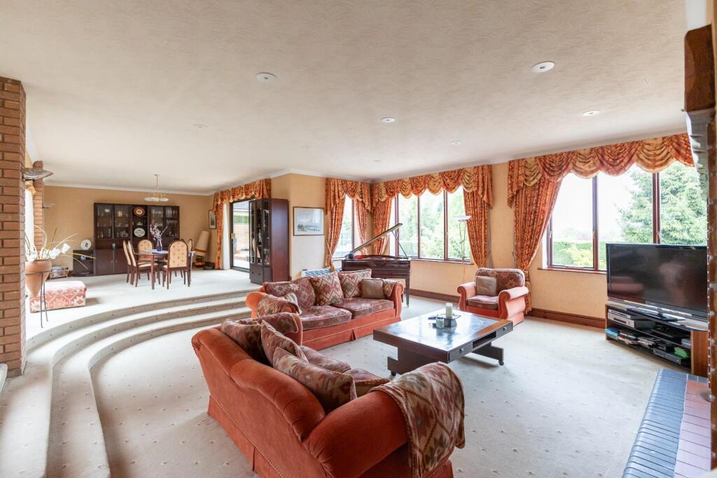 LOUNGE TO DINING AREA