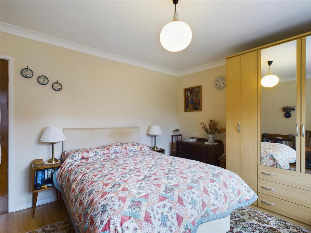 BEDROOM 4