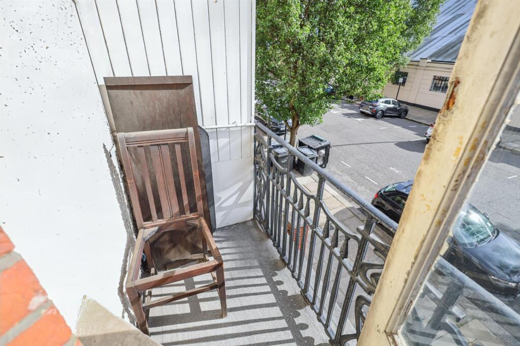 60 Delaware Mansions, Delaware Road, Maida Vale, London, W9 2LJ