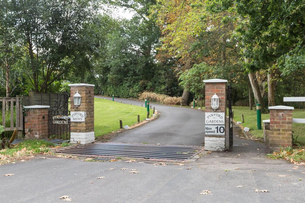 Entrance to property.jpg