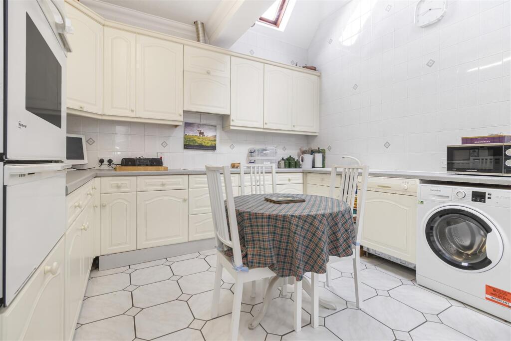 KITCHEN / BREAKFAST ROOM