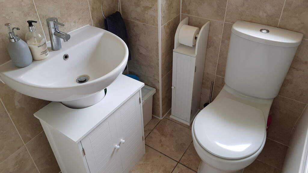 Main Bathroom 1-2