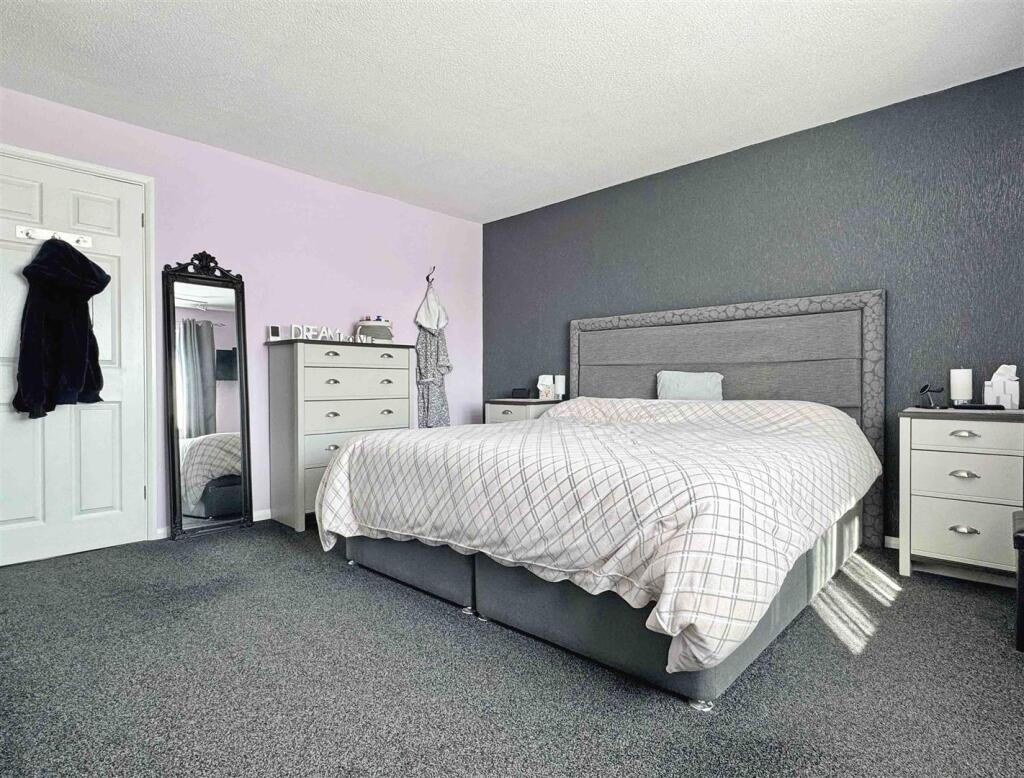 Master Bedroom b.jpg
