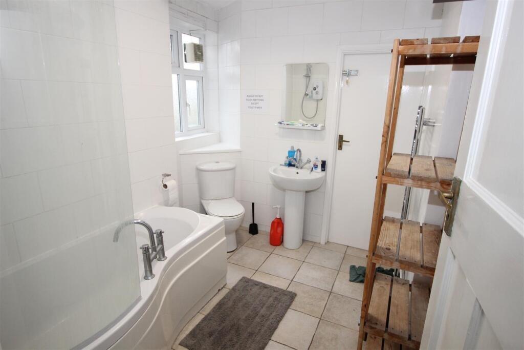 Experience a bright and spacious bathroom featu...