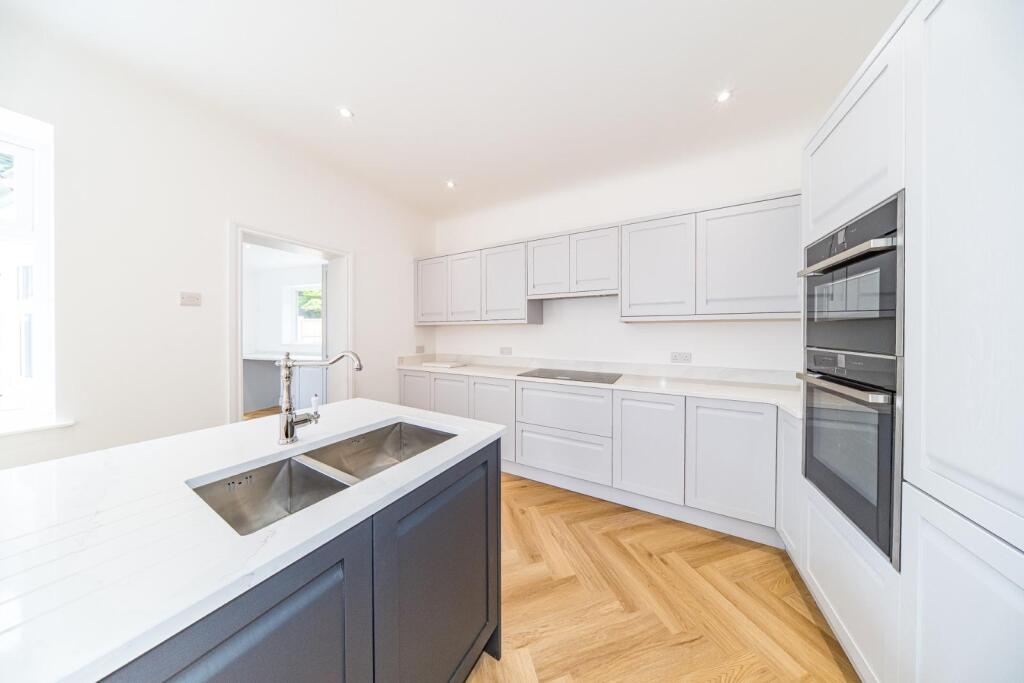 6 stanley crescent kitchen 2.jpg