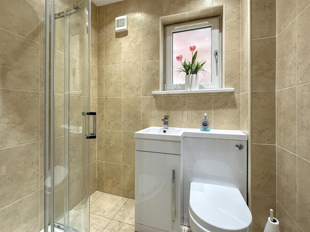 GROUND FLOOR SHOWER ROOM/WC