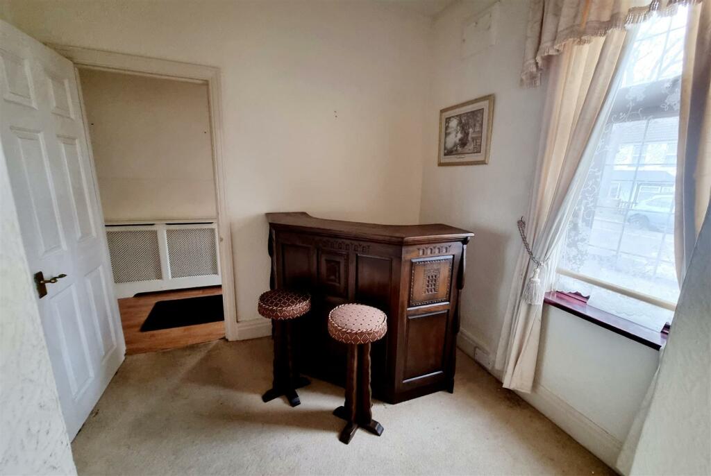 BAR ROOM/STUDY: