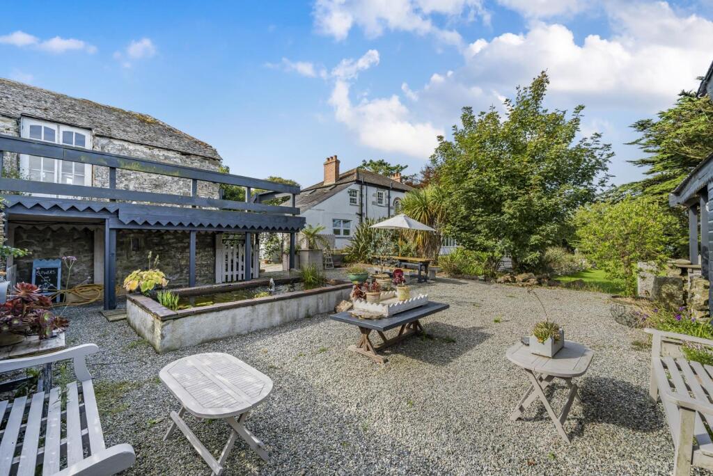 Barn &amp; Courtyard