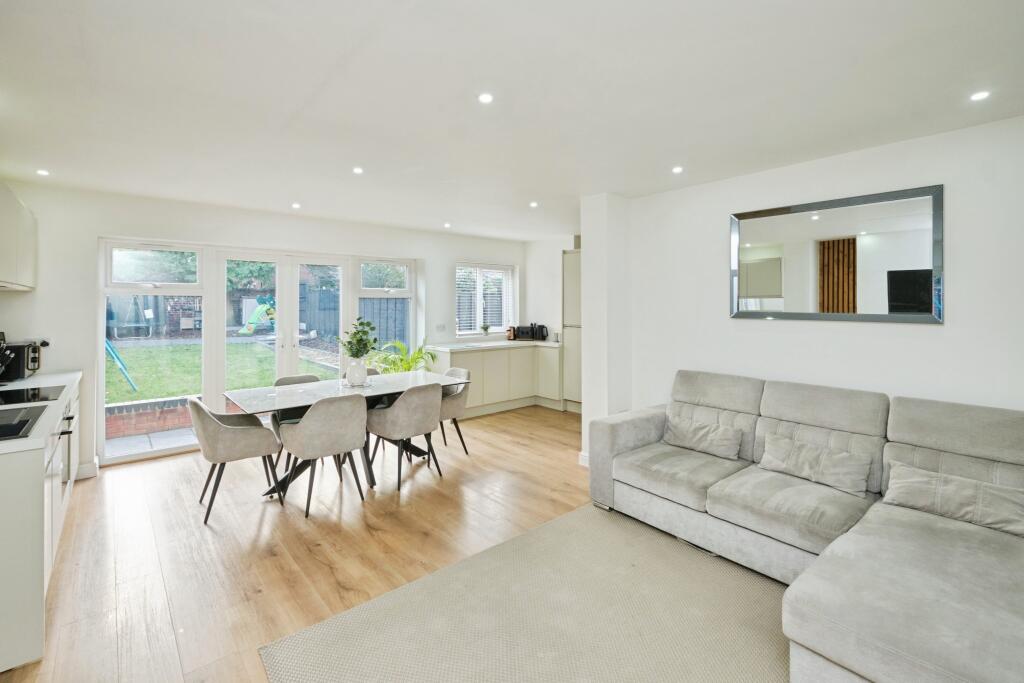 Lounge/Dining Room