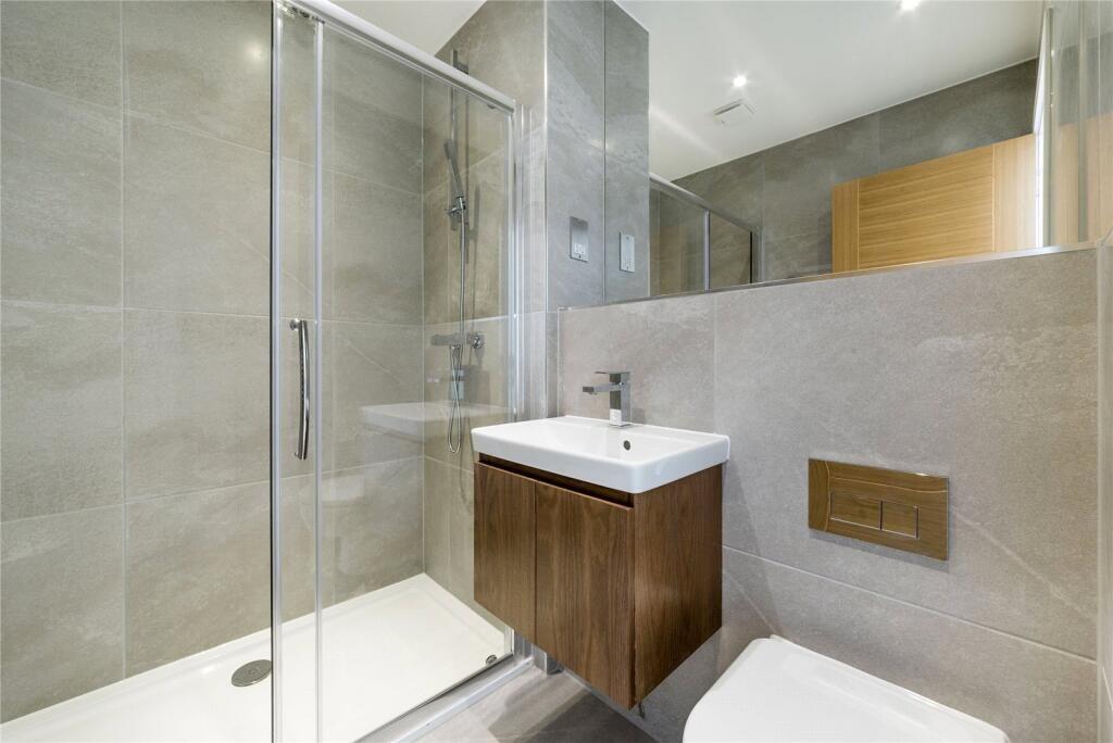 Ensuite shower Rm