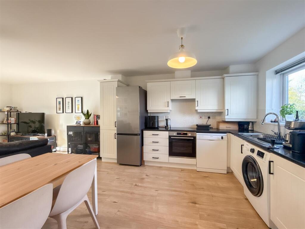 OPEN PLAN LOUNGE/DINING/KITCHEN