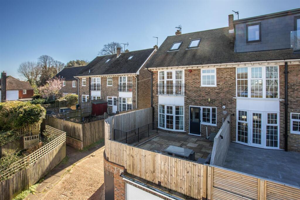 2 Sackville Close41.jpg