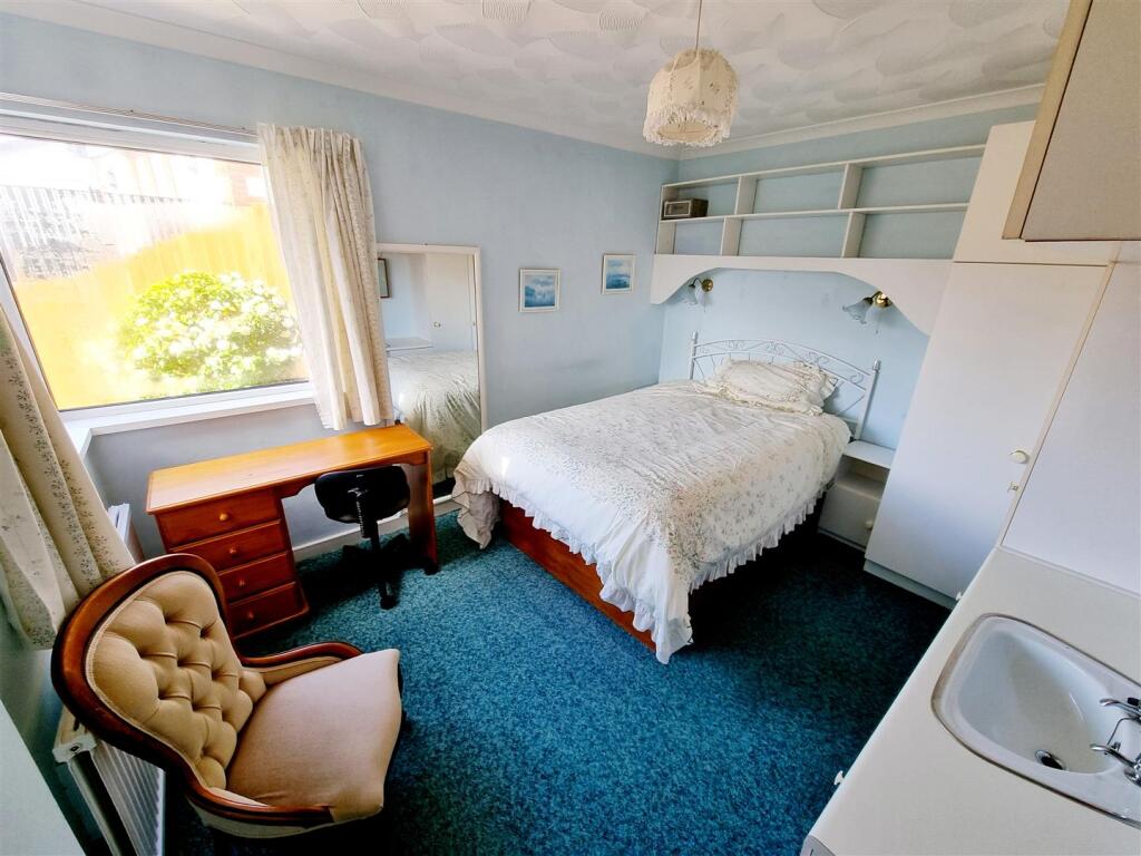Bed 3.jpg