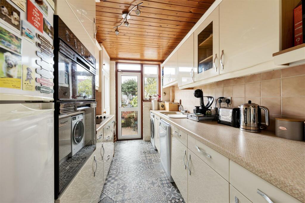Larkshall Road E4