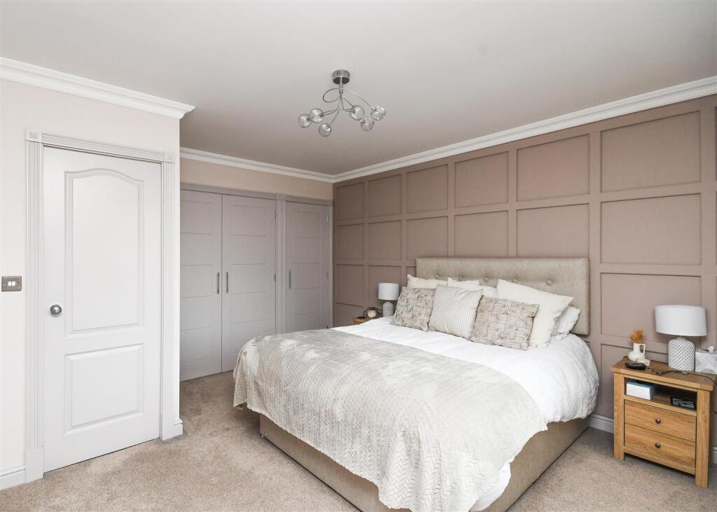 25 Old Farm Drive - Principal Bedroom Suite.jpg