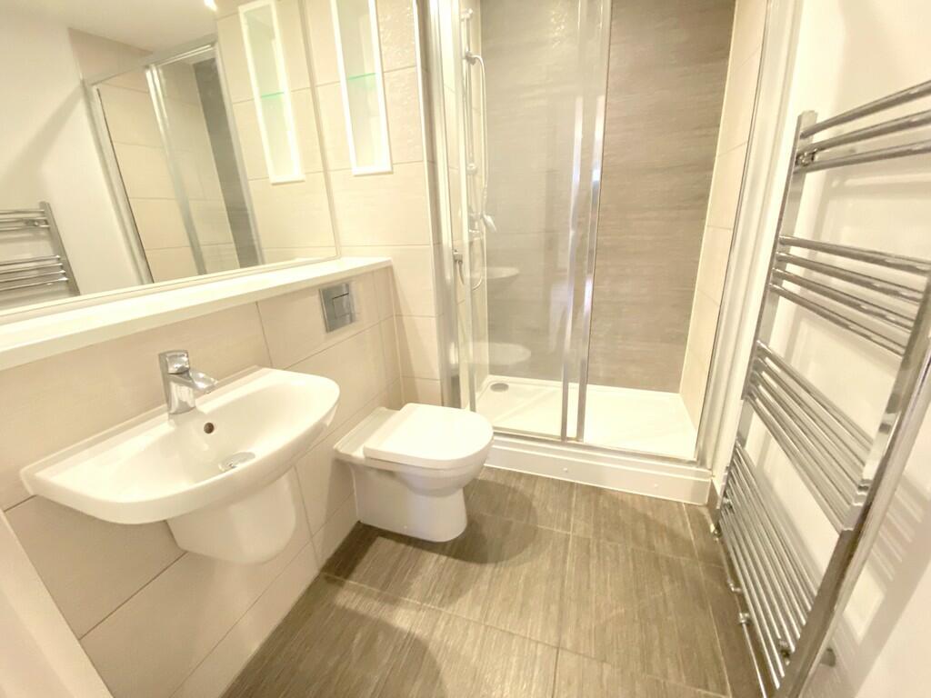 En suite shower r...