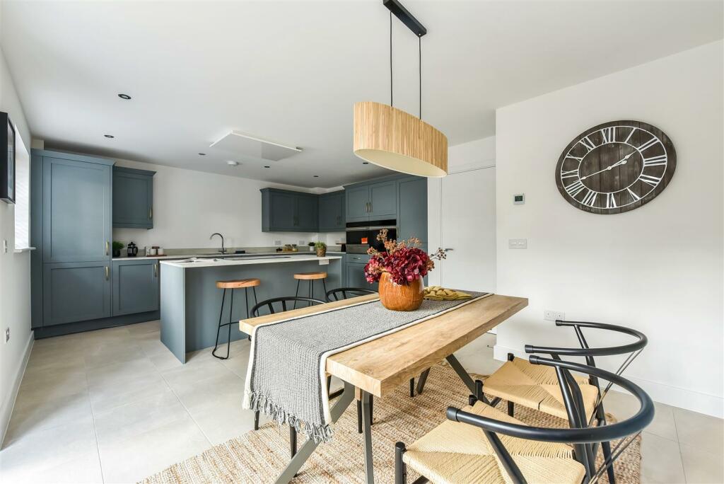 Kitchen/ Dining Room