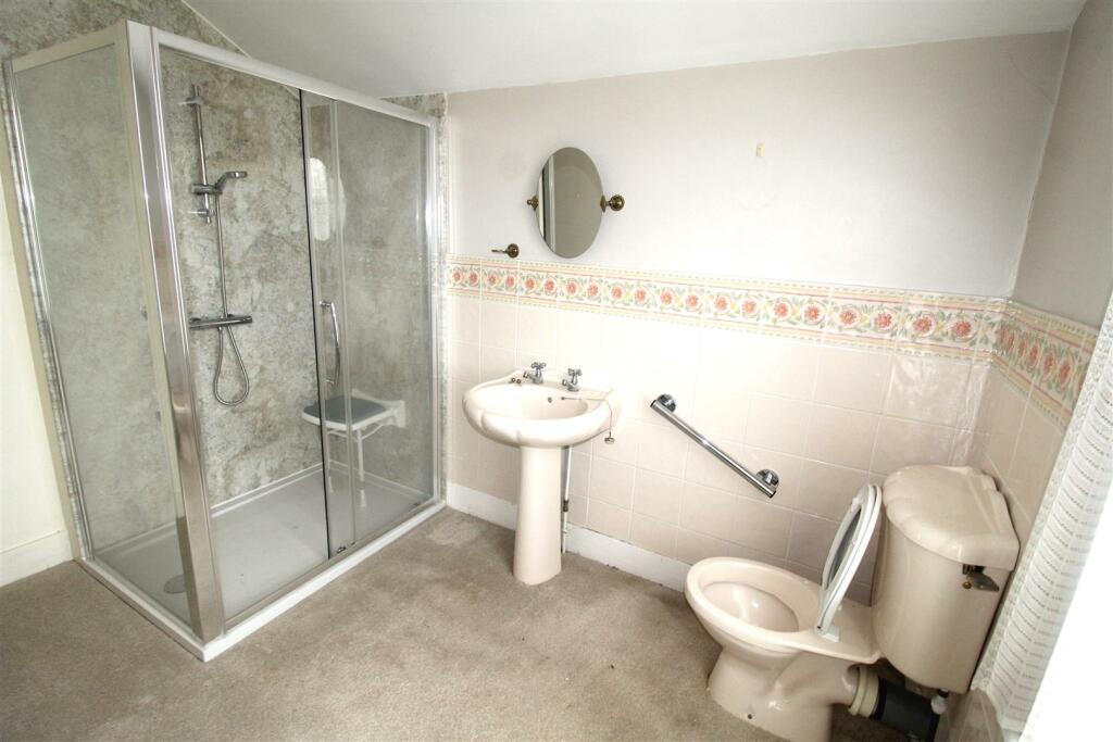 8dumbathroom.JPG
