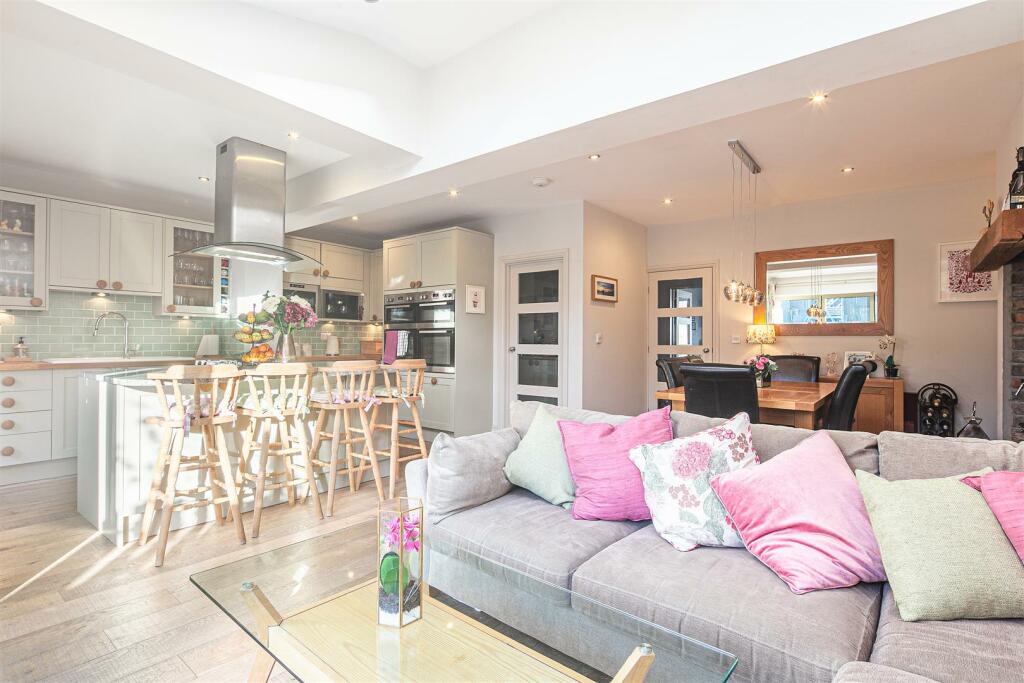 Kitchen and lounge area