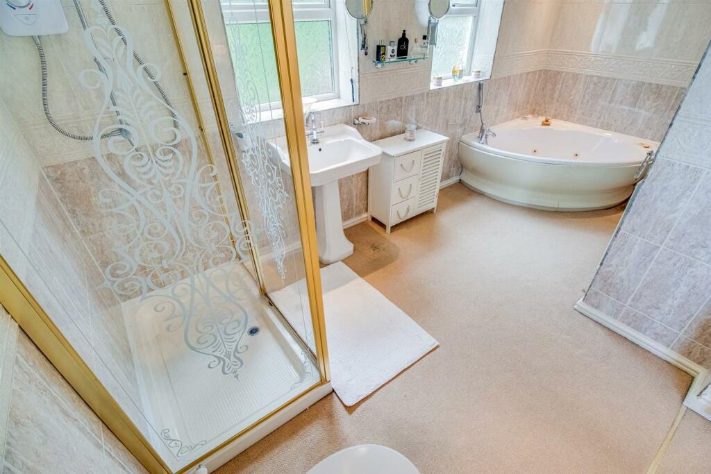 EN SUITE BATHROOM/W.C.