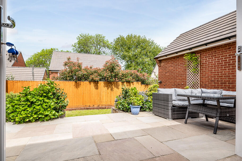 4 Celtic Close - ...