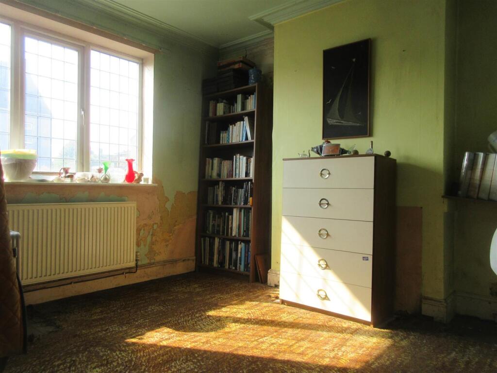 7 Hartshorne Rd Front Room.jpg