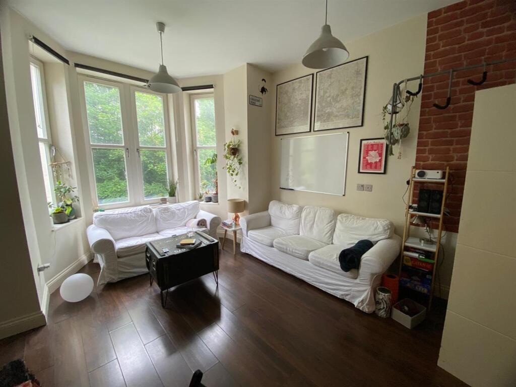 F5 Living room.jpeg