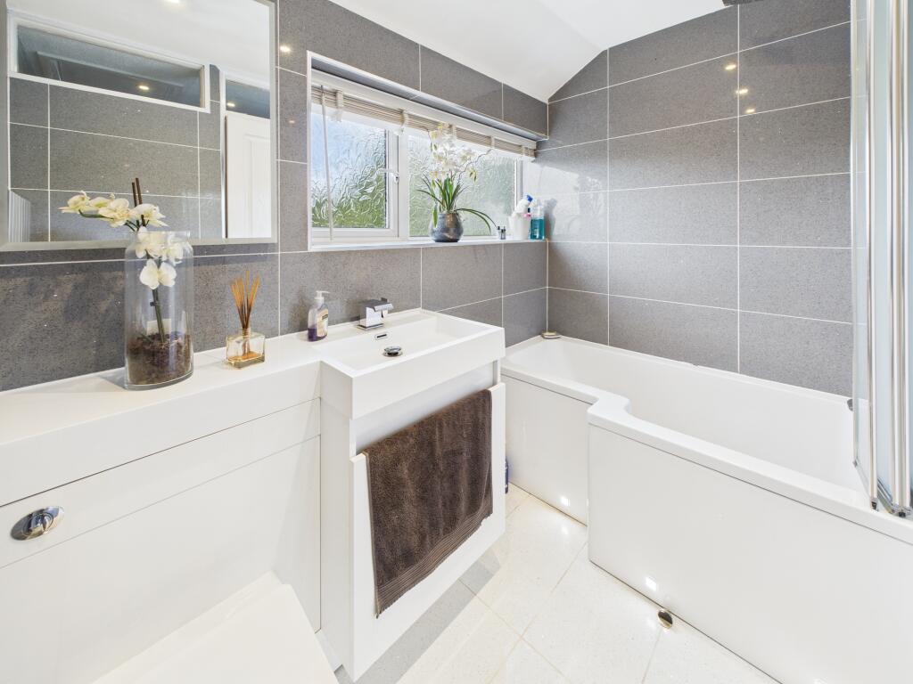 CAM04825G0-PR0179-STILL014