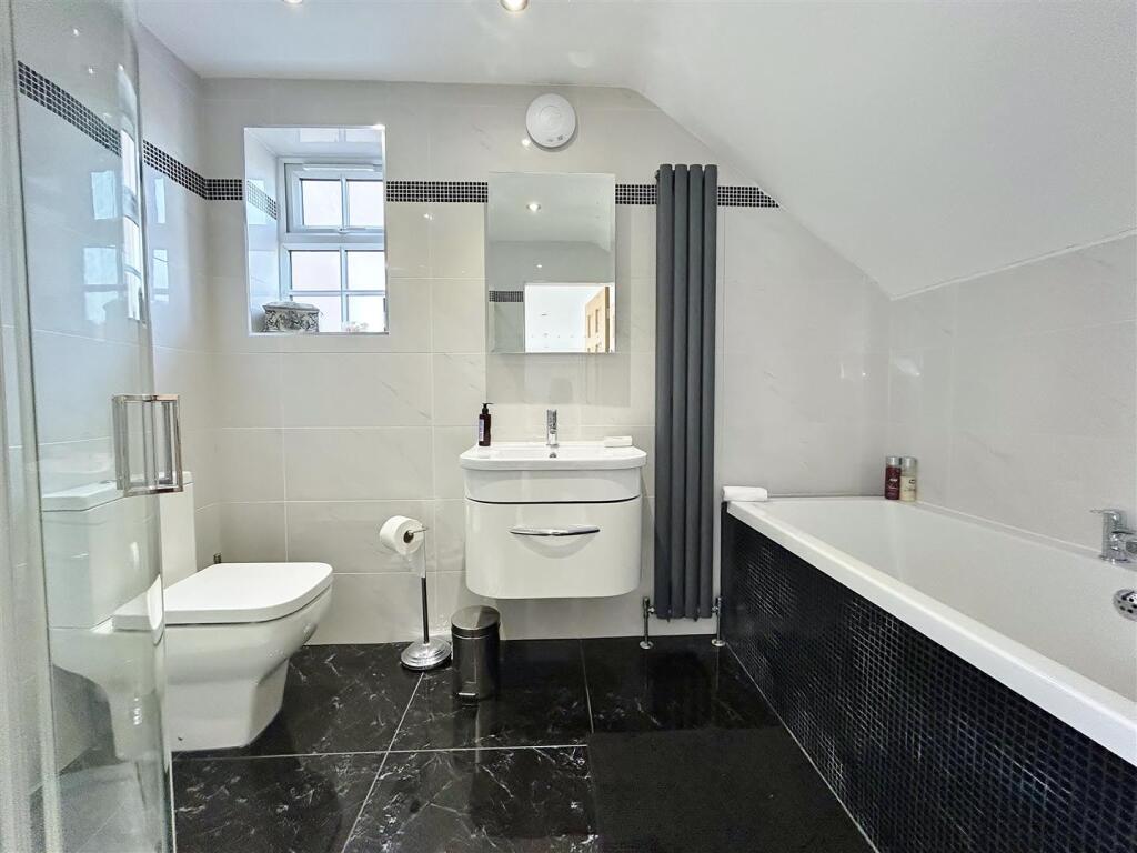 Master Bedroom En-Suite