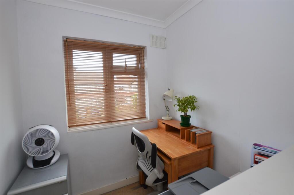80 Wills Crescent bed3.JPG