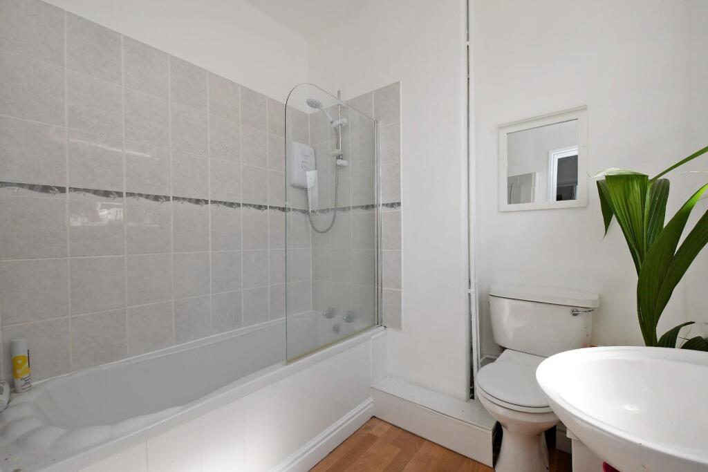 4a Ashdell Road, bathroom.jpg