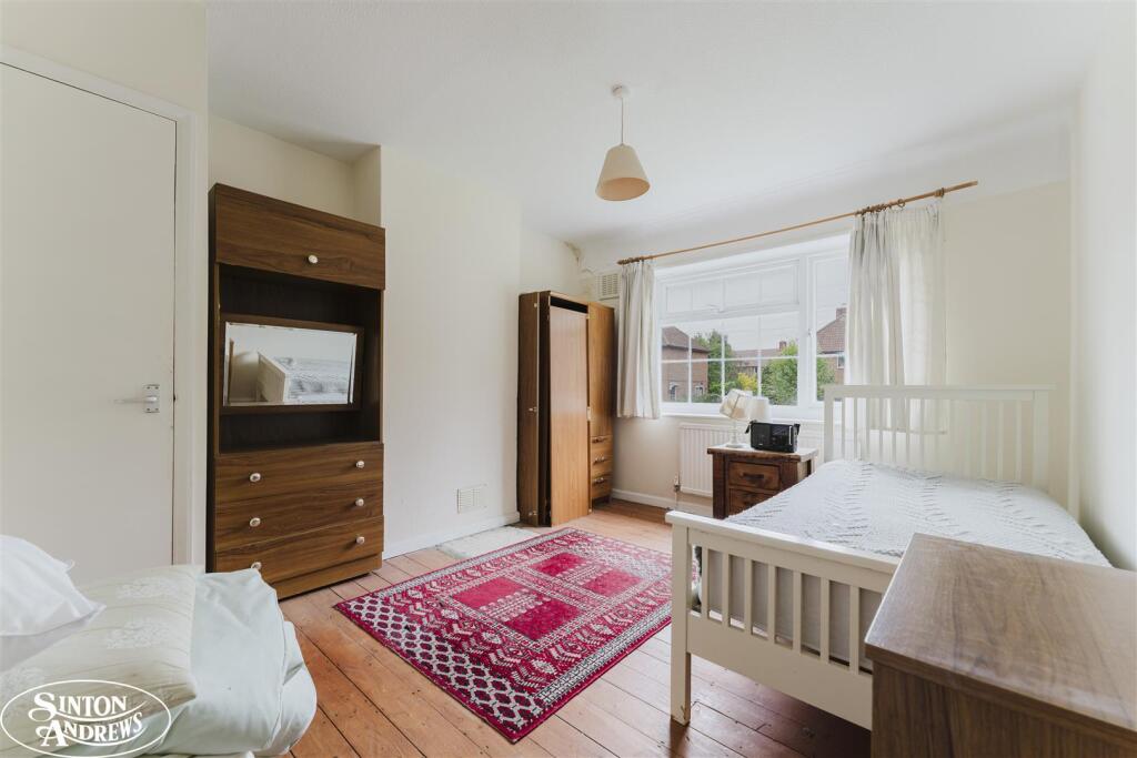 44 Westcott Bed 1.jpg