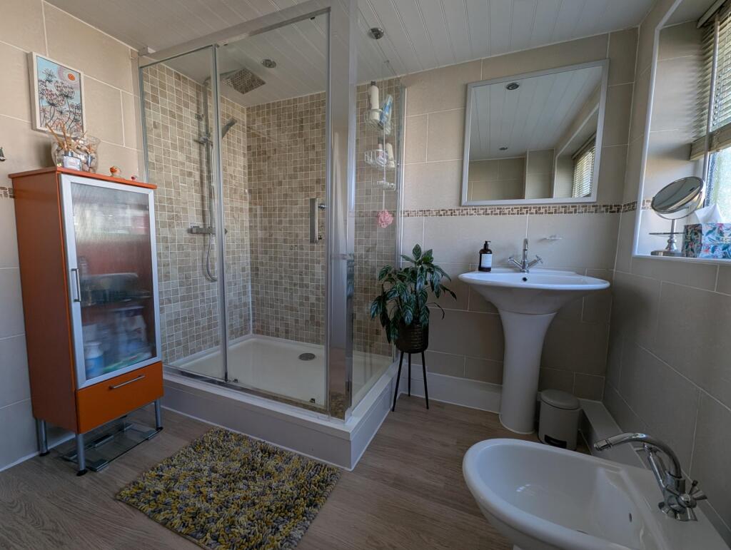 Family Bathroom 1