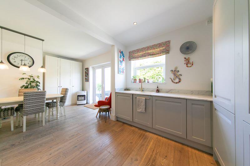 Kitchen &amp; dining room