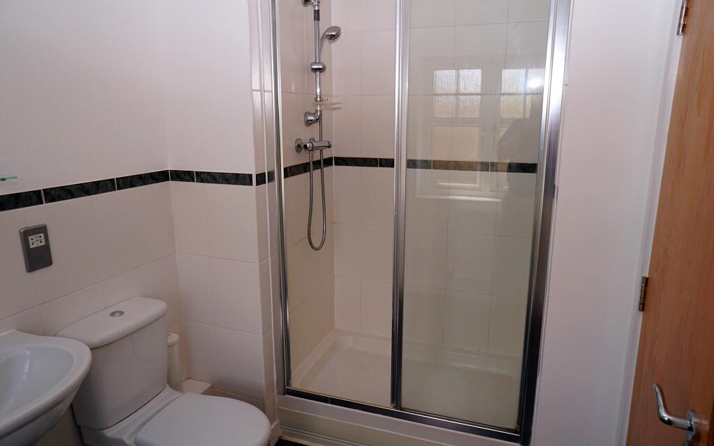 Room 5 En Suite pic 1