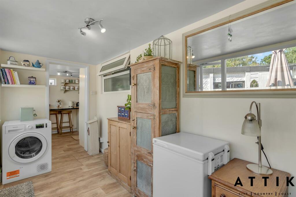10 Valley Close, Holton IP19 8NF (24).jpg
