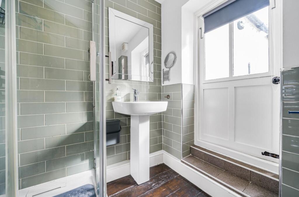 SHOWER ROOM