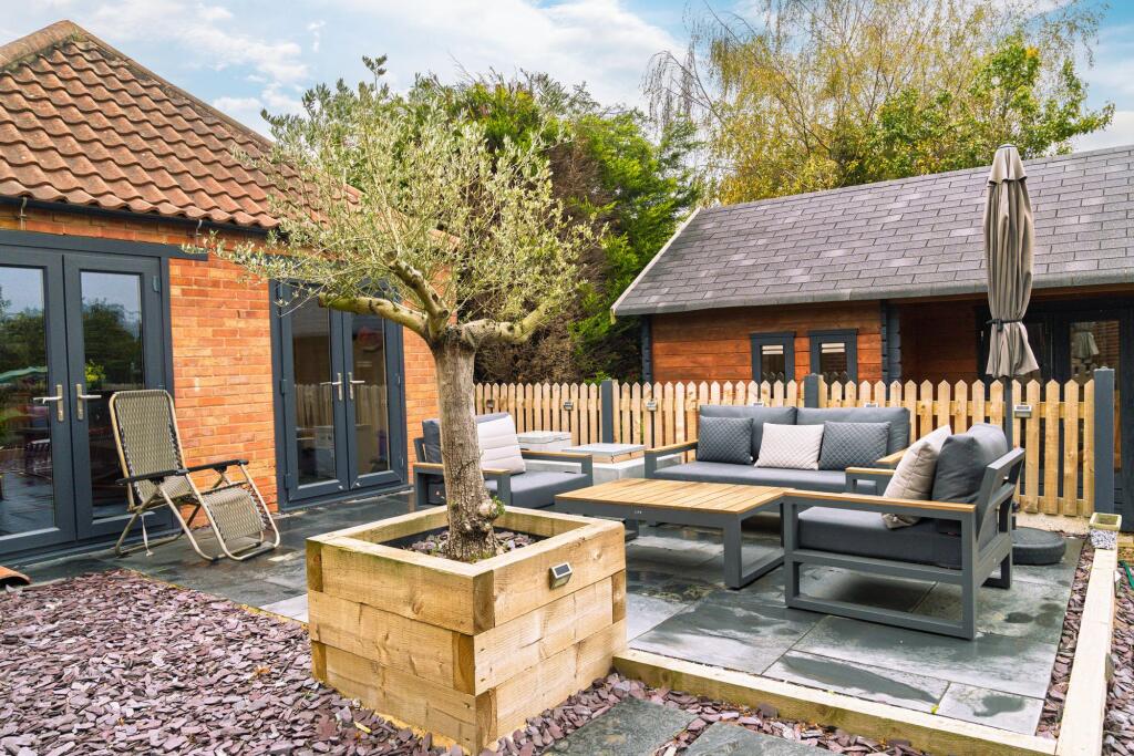 Enclosed rear patio area